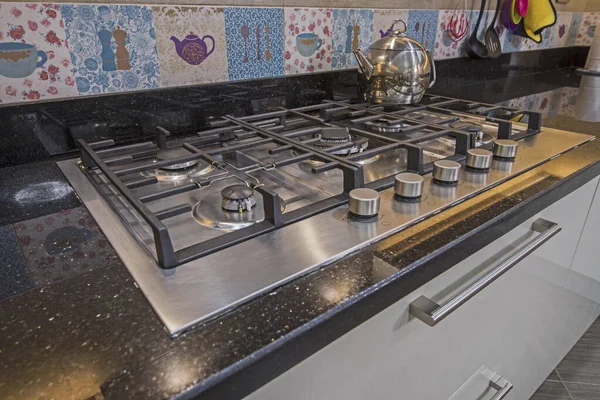 Cozinha moderna fogão fogão em um apartamento de luxo — Fotografia de Stock