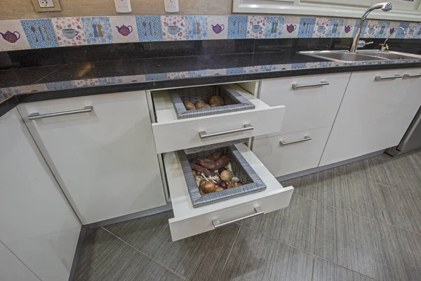 キッチンインテリアデザインスライド食器棚の詳細 — ストック写真