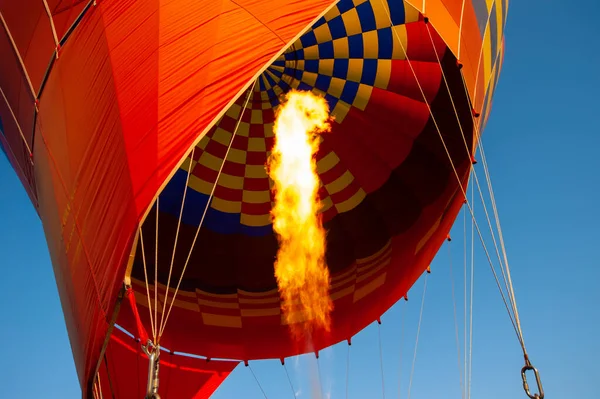Sıcak Hava Balonunun Dibini Büyük Bir Alevle Dolduran Gaz Ocağı — Stok fotoğraf