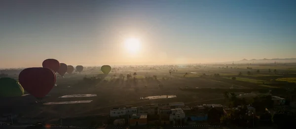Şafak Vakti Havalanan Sıcak Hava Balonlarının Manzara Görüntüsü Gün Doğumu — Stok fotoğraf