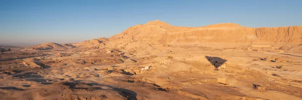 Sombra Silueta Globo Aerostático Volando Sobre Templo Hatshepsut Orilla Oeste — Foto de Stock