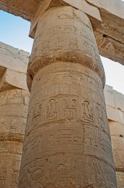 Luxor 'daki Karnak Tapınağı' nın antik Mısırlı hipotenüs salonundaki sütunlara hiyeroglif oymalar.