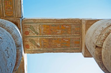Luxor 'daki antik Mısırlı Karnak tapınağının tavan duvarında sütunları olan hiyeroglif oymalar ve resimler.