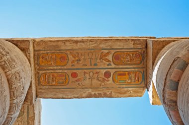 Luxor 'daki antik Mısırlı Karnak tapınağının tavan duvarında sütunları olan hiyeroglif oymalar ve resimler.