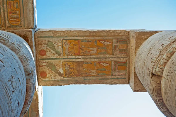 卢克索古埃及卡诺克神庙天花板墙壁上有柱子的象形文字雕刻和绘画 — 图库照片
