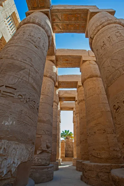 Hieroglyptische Schnitzereien Auf Säulen Der Altägyptischen Hypostilhalle Des Karnak Tempels — Stockfoto