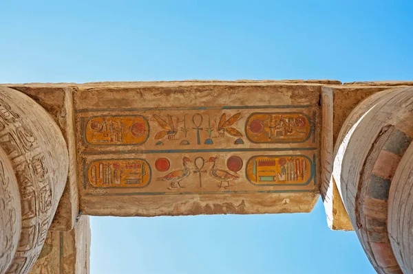 卢克索古埃及卡诺克神庙天花板墙壁上有柱子的象形文字雕刻和绘画 — 图库照片