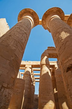 Luxor 'daki Karnak Tapınağı' nın antik Mısırlı hipotenüs salonundaki sütunlara hiyeroglif oymalar.