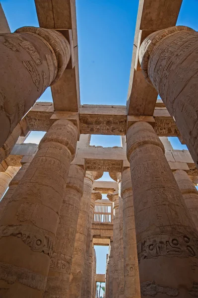Иероглифическая Резьба Колоннах Древнем Египетском Зале Ипостасей Храма Карнак Луксоре — стоковое фото