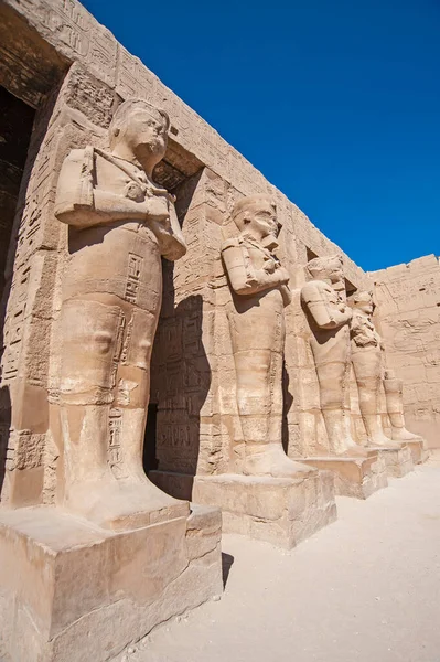Grandes Estátuas Esculturas Hieroglípicas Ramsés Iii Antigo Templo Egípcio Karnak — Fotografia de Stock
