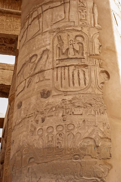 Ιερογλυφικά Σκαλίσματα Κίονες Στην Αρχαία Αιγυπτιακή Υπόστυλη Αίθουσα Του Ναού — Φωτογραφία Αρχείου