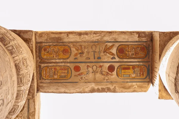 卢克索古埃及卡诺克神殿天花板墙壁上的象形文字雕刻和绘画 柱子与白色背景隔离 — 图库照片