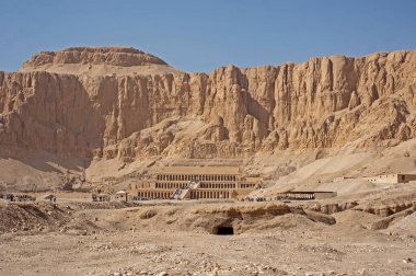 Eski Mısır tapınağı olan Hatshepsut 'un dış yüzeyinin manzarası, Lüksör Mısır' daki çöl dağlarının eteklerine oyulmuş.