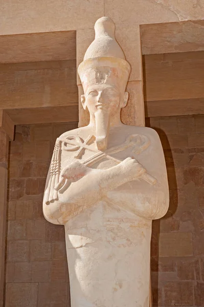 Grande Estátua Entrada Antigo Templo Egípcio Hatshetup Luxor Com Colunas — Fotografia de Stock