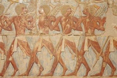Luxor 'daki eski Mısır Hatshetup tapınağının duvarına hiyeroglif oymalar ve tablolar