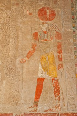 Luxor 'daki eski Mısır Hatshetup tapınağının duvarına hiyeroglif oymalar ve tablolar