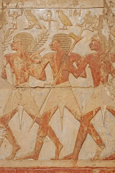 Hieroglypiska Sniderier Och Målningar Väggen Vid Det Antika Egyptiska Kläckningstemplet — Stockfoto