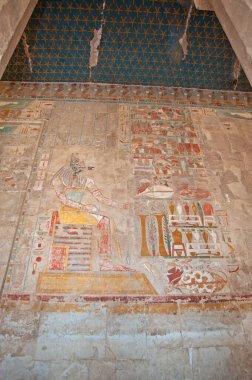 Luxor 'daki Eski Mısır Şapkası Tapınağı' nın iç duvarına hiyeroglif oymalar ve tablolar