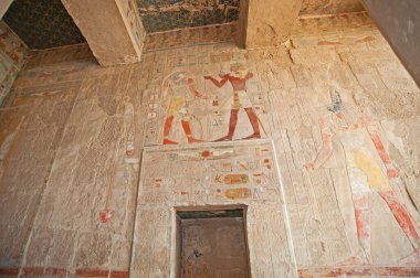 Luxor 'daki Eski Mısır Şapkası Tapınağı' nın iç duvarına hiyeroglif oymalar ve tablolar
