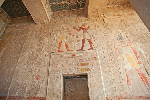 Tallados Pinturas Jeroglípicas Pared Interior Antiguo Templo Egipcio Hatshepsut Luxor —  Fotos de Stock