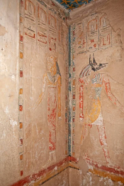 Hieroglypické Řezby Malby Vnitřní Stěně Starověkého Egyptského Chrámu Hatshepsut Luxoru — Stock fotografie