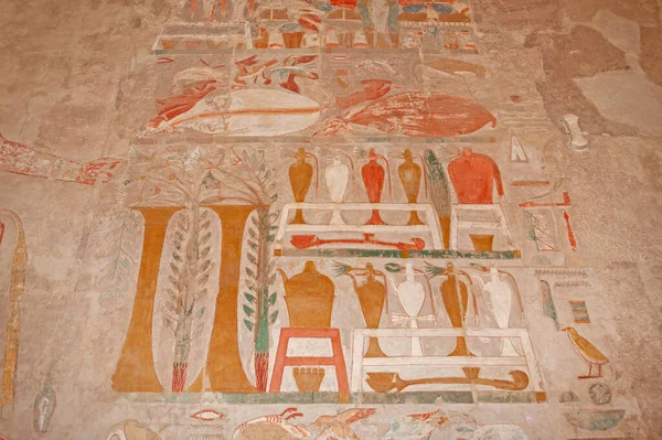 Hieroglypiska Sniderier Och Målningar Innerväggen Vid Det Antika Egyptiska Kläckningstemplet — Stockfoto