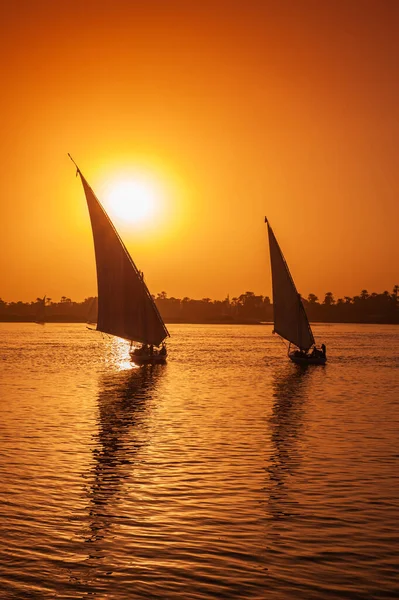 Bateau Traditionnel Égyptien Naviguant Sur Rive Nil Avec Coucher Soleil — Photo