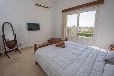 Lüks mobilyaların iç tasarım dekorasyonu. Mobilya ve bahçe manzaralı çift yatak odası.