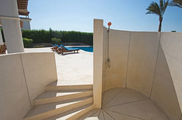 Lüks Villa Tropikal Yaz Tatillerinde Yüzme Havuzu Açık Hava Duşlu — Stok fotoğraf