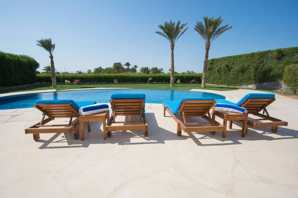 Luxe Villa Show Home Tropisch Vakantie Resort Met Zwembad Ligstoelen — Stockfoto