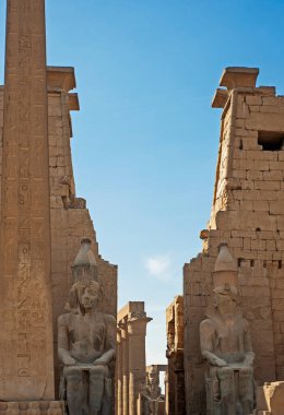Antik Mısır Luxor Tapınağı 'nın giriş sütunundaki Ramses II' nin büyük heykelleri.
