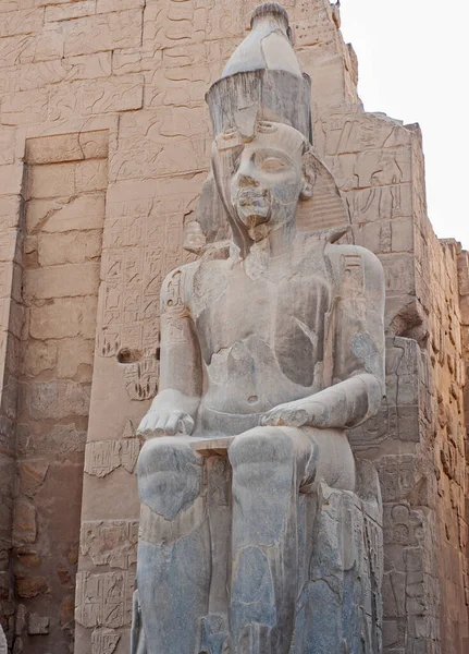 古代エジプトのルクソール神殿でラムセス2世の大像と象形彫刻 — ストック写真