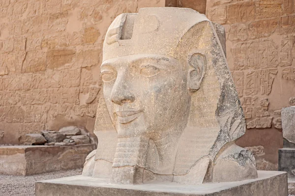 Μεγάλο Άγαλμα Κεφάλι Του Φαραώ Ραμσή Στο Αρχαίο Αιγυπτιακό Ναό — Φωτογραφία Αρχείου
