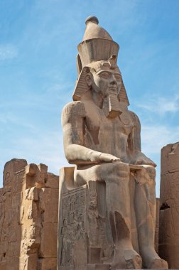 Antik Mısır Luxor Tapınağı 'nda 2. Ramses' in büyük heykeli ve hiyeroglif oymaları