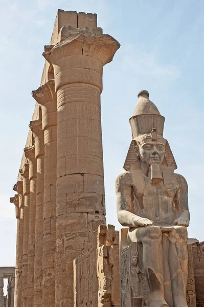 Stora Staty Och Hieroglypiska Sniderier Ramses Vid Det Antika Egyptiska — Stockfoto