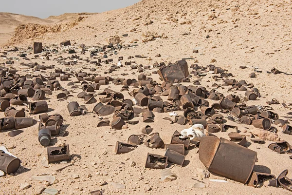 Closeup Latas Poluição Lixo Espalhados Abandonados Remota Paisagem Árida Deserto — Fotografia de Stock