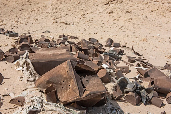 遠く乾燥した砂漠の風景の中に散在し 放棄された錫缶ごみ汚染の閉鎖 — ストック写真