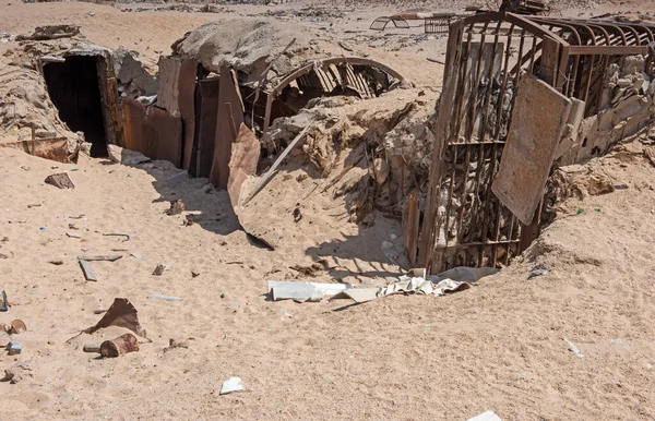 アフリカの砂漠で掘り出された古い放棄された軍の地下燃料庫の遺跡 — ストック写真