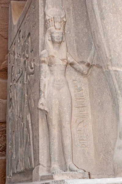 Stenstaty Och Hieroglypiska Sniderier Drottning Nefertari Vid Det Antika Egyptiska — Stockfoto