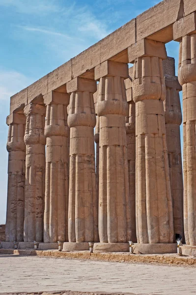 古埃及卢克索神庙柱子上的象形文字雕刻 — 图库照片
