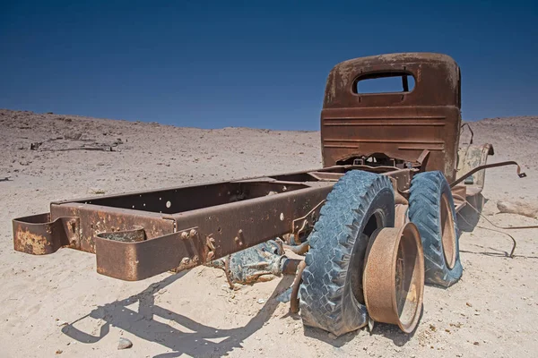 Resti Vecchio Camion Abbandonato Arrugginito Lasciato Nel Deserto Decadere — Foto Stock