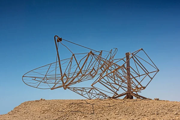 Stary Opuszczony Wojskowy Radar Antenowy Wzgórzu Odległym Pustynnym Krajobrazie — Zdjęcie stockowe