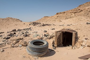 Afrika çölünde terk edilmiş eski bir askeri sığınağın kalıntıları.