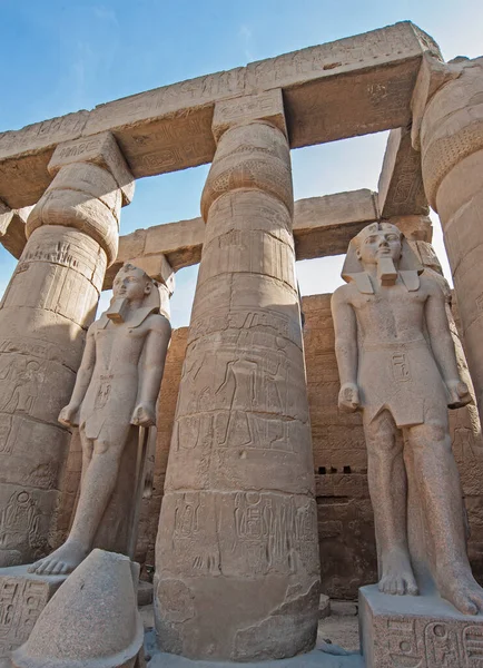 古埃及卢克索神庙的拉姆斯二世大雕像和象形文字雕塑 — 图库照片