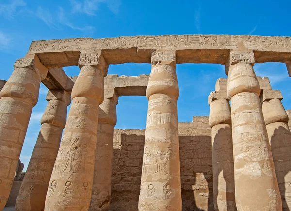 Esculturas Hieroglípicas Colunas Antigo Templo Egípcio Luxor — Fotografia de Stock