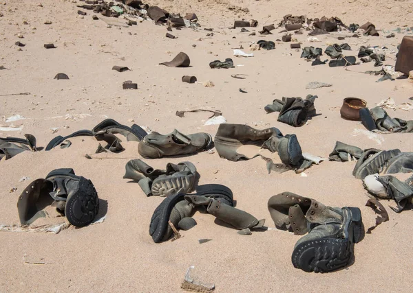 Uzak Afrika Çöllerinde Terk Edilmiş Eski Çürüyen Asker Botlarının Yakın — Stok fotoğraf