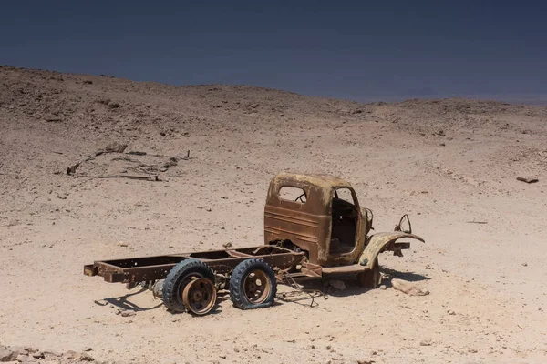 Остатки Старого Ржавого Заброшенного Грузовика Оставленного Пустыне Разлагаться — стоковое фото