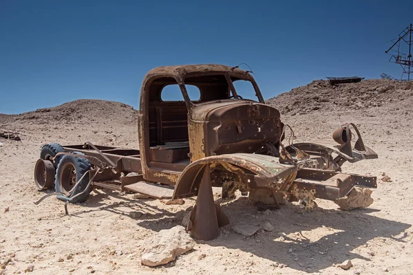 Resti Vecchio Camion Abbandonato Arrugginito Lasciato Nel Deserto Decadere — Foto Stock