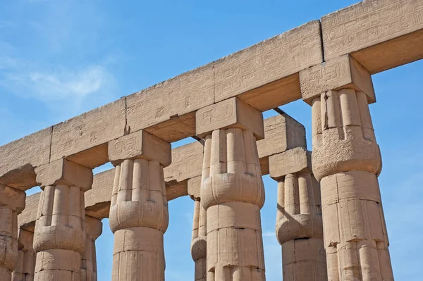 Esculturas Hieroglípicas Topos Colunas Antigo Templo Egípcio Luxor — Fotografia de Stock