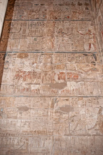 Hieroglipiczne Rzeźby Obrazy Ścianie Starożytnej Egipskiej Świątyni Luxor — Zdjęcie stockowe